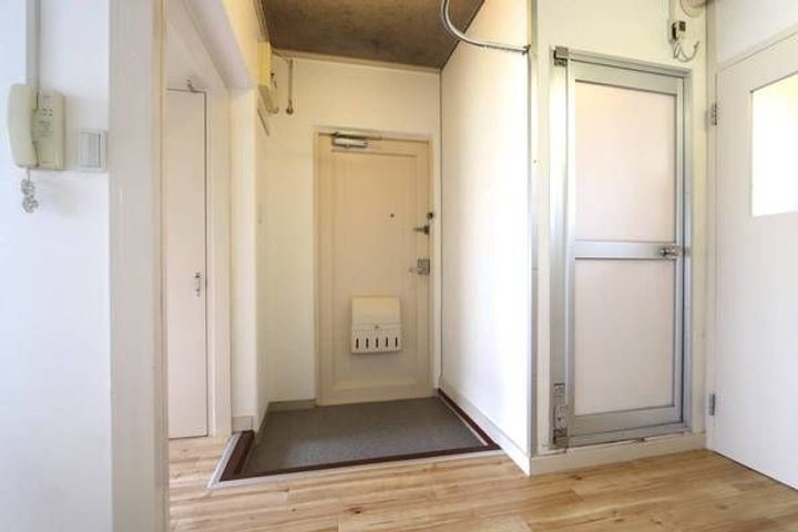 兵庫県三木市志染町西自由が丘2(マンション)の賃貸物件の玄関