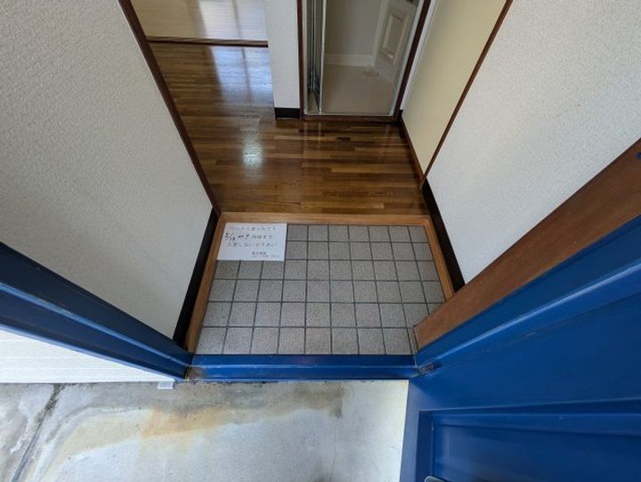 ハイツ三本の玄関
