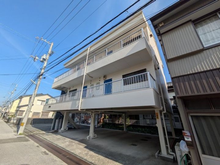 ハイツ三本の外観