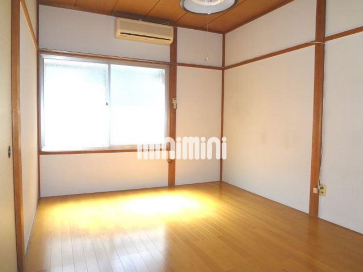 田中アパートの居間