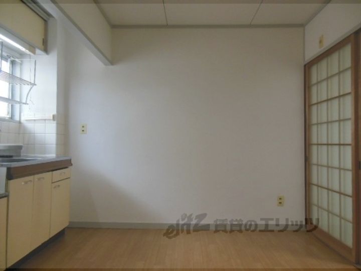 榊田マンションの居間