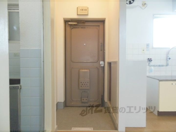 榊田マンションの玄関