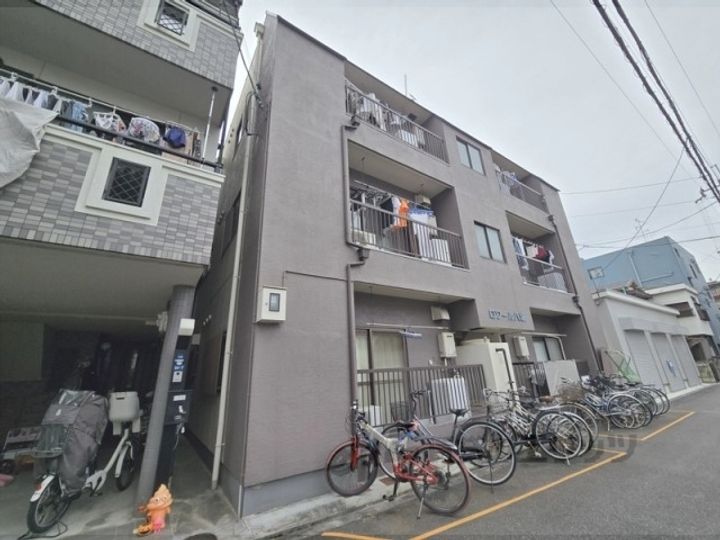 ロワール八坂の外観