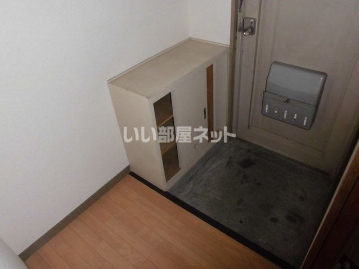 朋栄ハイツ2号館の玄関