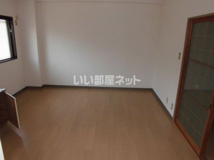 朋栄ハイツ2号館の居間