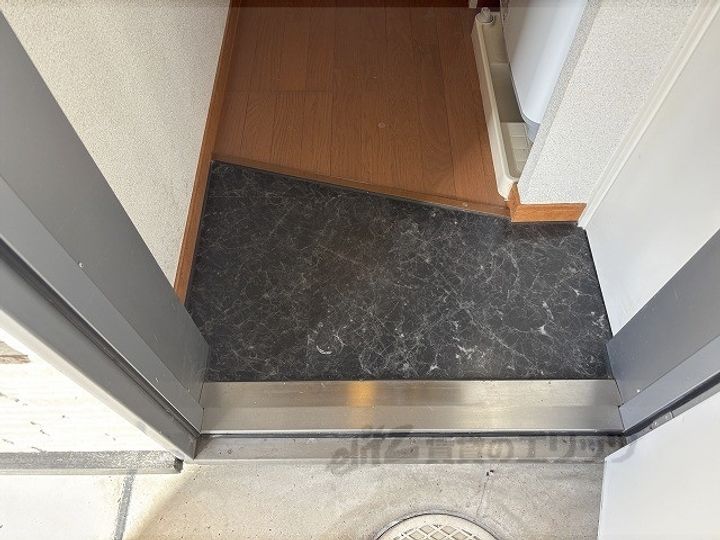 レオパレスSparrowの玄関