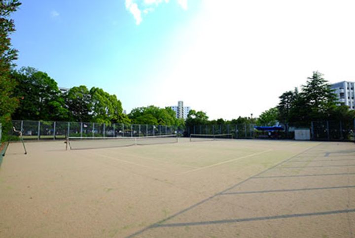 コリーヌ・Mの周辺