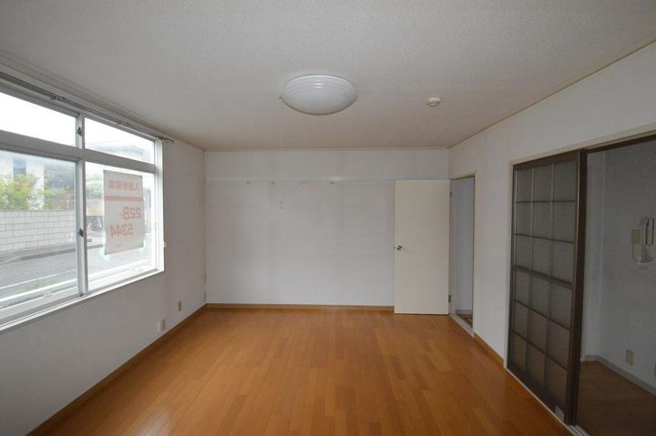 メゾン松波Aの居間