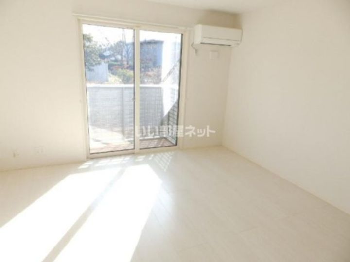 カレッジタウン A棟の居間