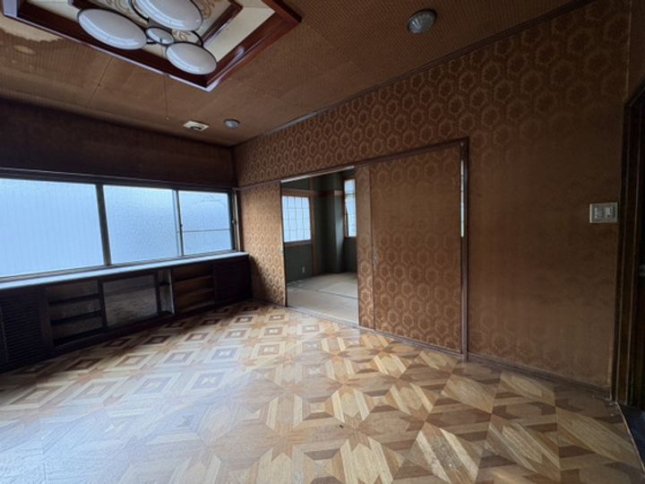 中須ビルの居間
