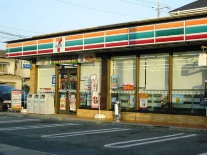 ロータス Cの周辺