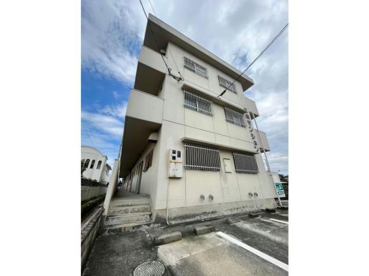 三栄マンションの外観