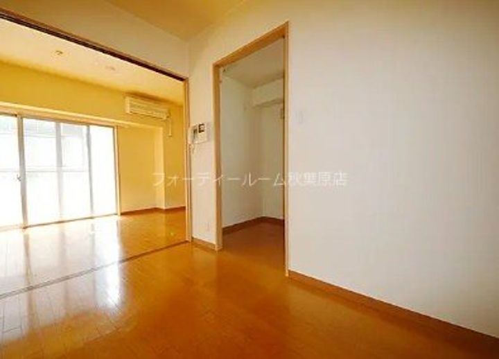 エスティメゾン神田の居間