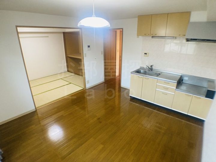 神奈川県南足柄市岩原(マンション)の賃貸物件の居間