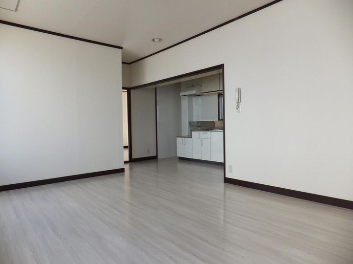 津島新野ビルの居間