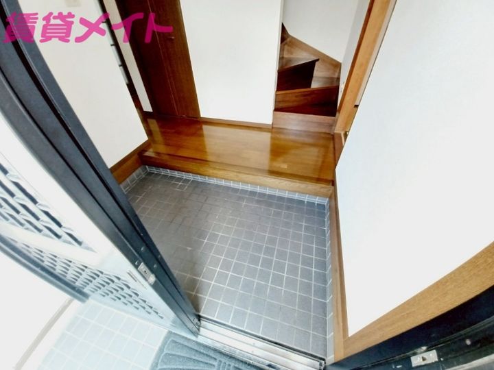三重県鈴鹿市若松東1(一戸建)の賃貸物件の玄関