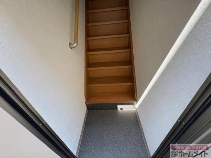 ハイツあやめの玄関