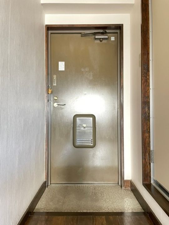 下野ビルの玄関