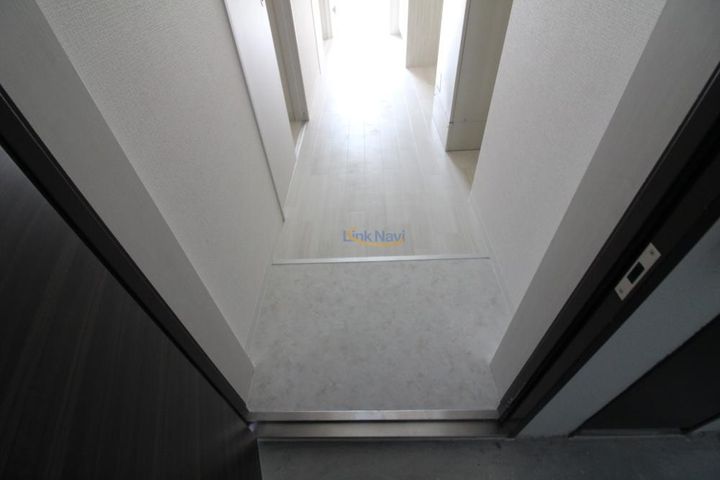 エストゥルースプラス大阪福島の玄関