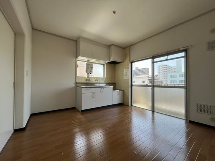 栄マンションの居間