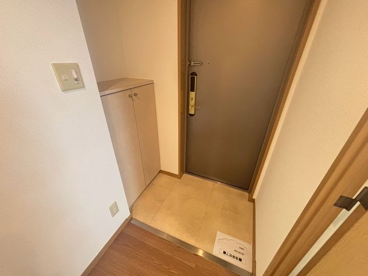 メゾンフジオ紅梅町の玄関