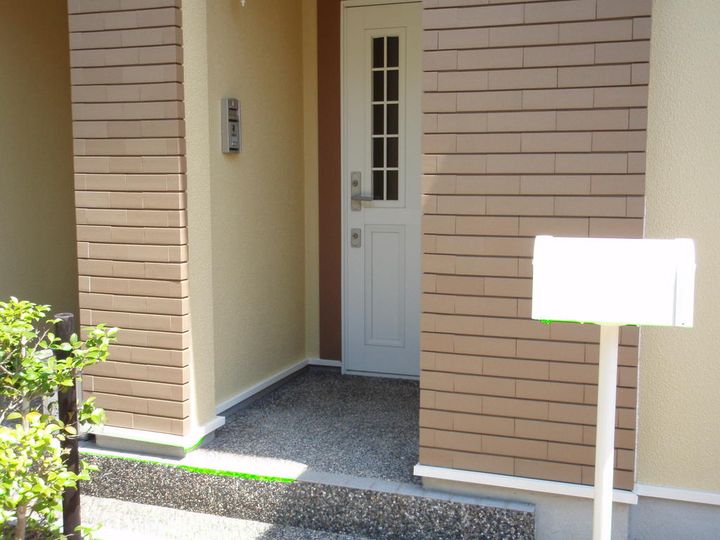 岡山県勝田郡勝央町平(アパート)の賃貸物件の玄関