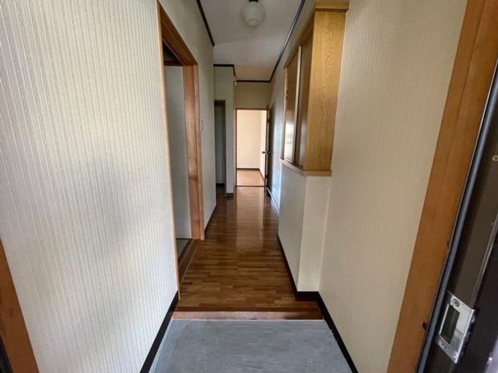 ハイツ山中 A棟の玄関