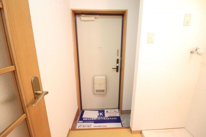 大門マンションの玄関