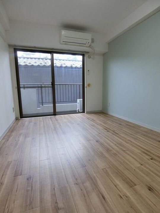 神奈川県横浜市西区久保町の賃貸マンションの居間