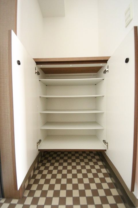 リード室町の玄関