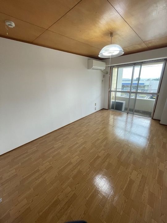 Bハウジングの居間