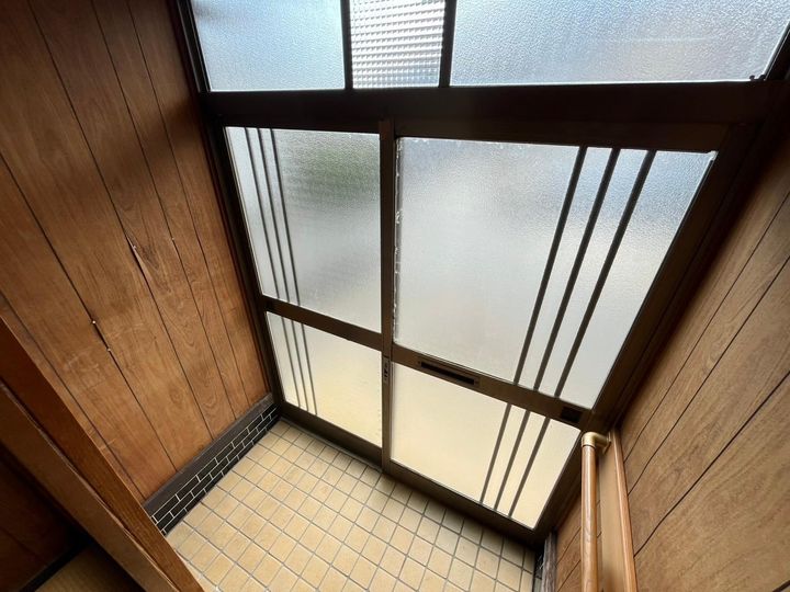 仁方西神アパートの玄関