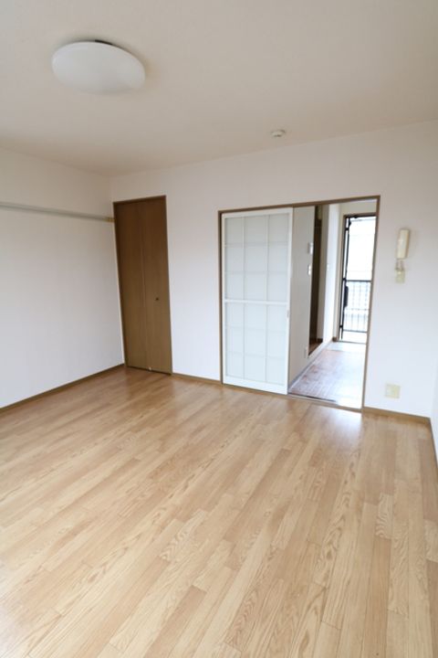 アースアイランドIIIの内装