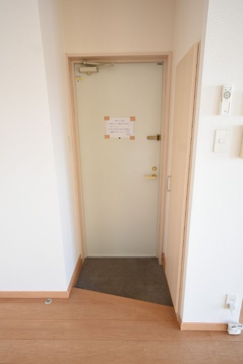 シャルマン小松原IIの玄関