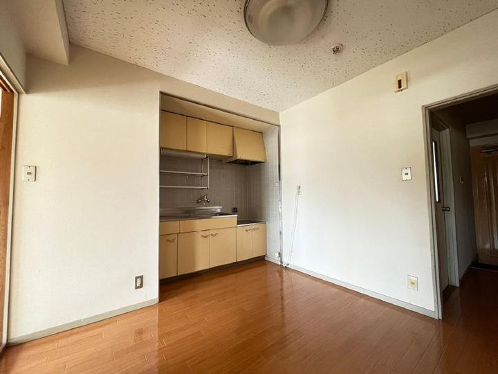 徳和マンションの居間
