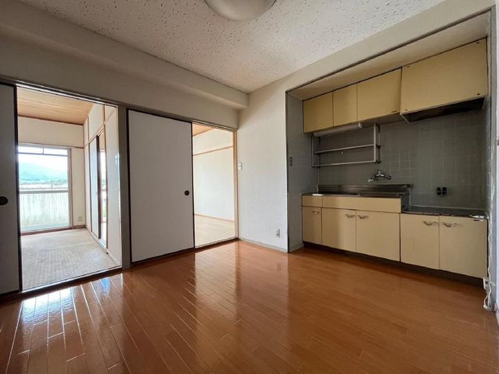 徳和マンションの居間
