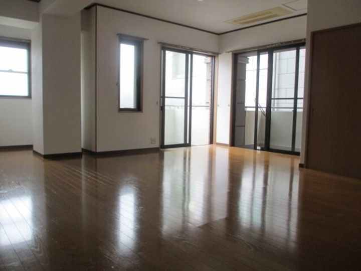 コンフォール大手町の居間