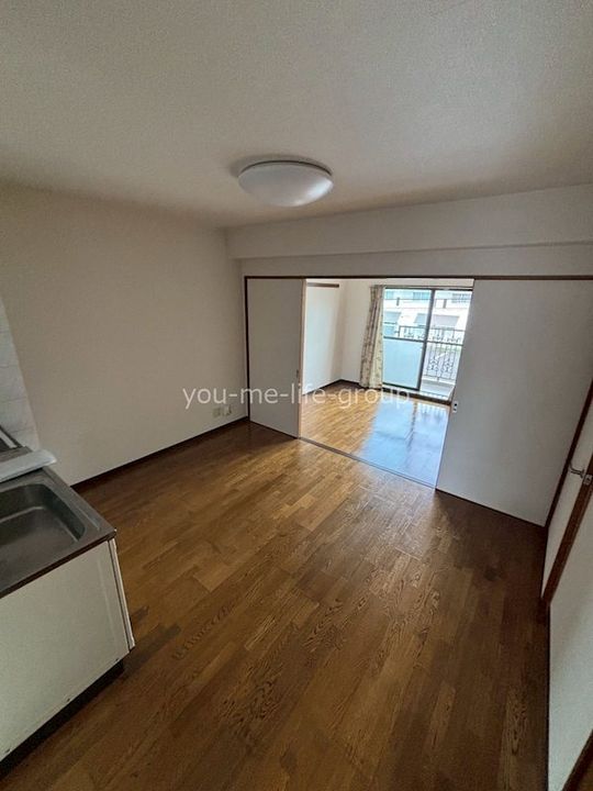 神奈川県南足柄市岩原(マンション)の賃貸物件の居間