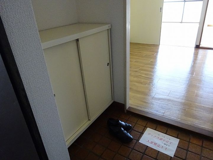 リバーサイド寿館の玄関