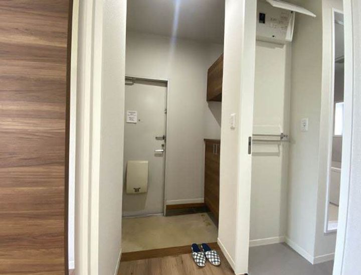 カレッジヒルズ A棟の玄関