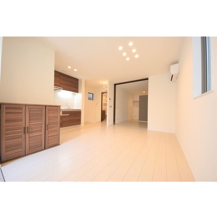 オモチ デ アカバネの居間