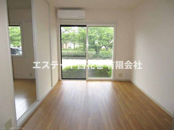 ディアス四日町の居間