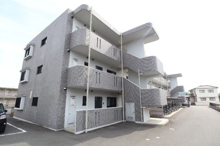 岡山県総社市三輪(マンション)の賃貸物件の外観