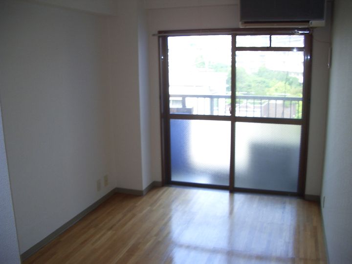 ヒルズ山手西の居間