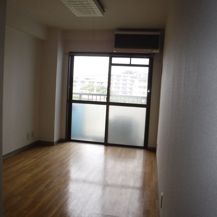 ヒルズ山手西の居間