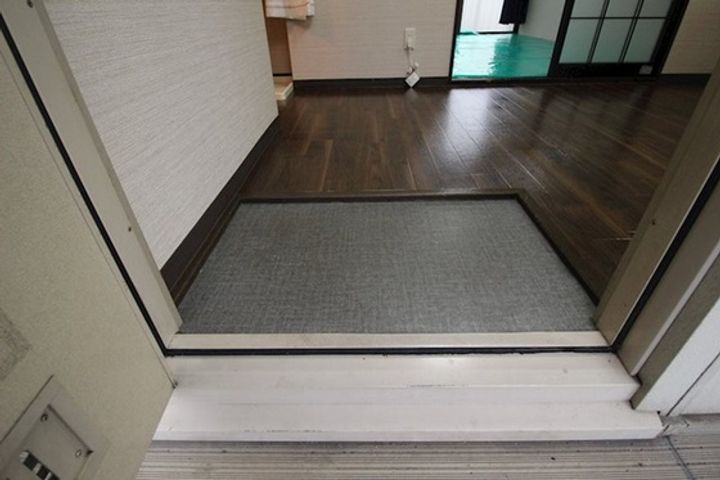 メゾン平野A棟の玄関