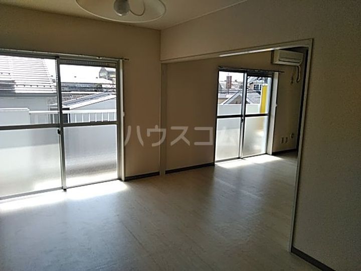 YNSハイツの居間