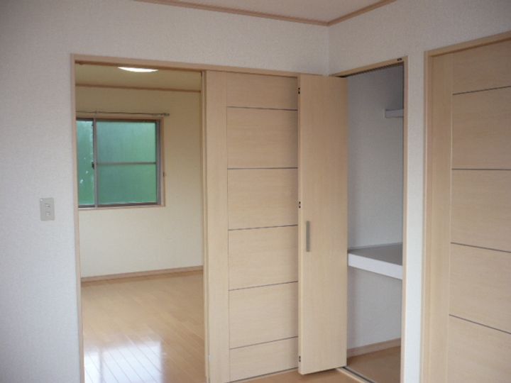 グランドヒルズ吉岡Bの居間