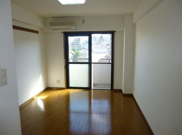 ワイ・エスあけのの居間