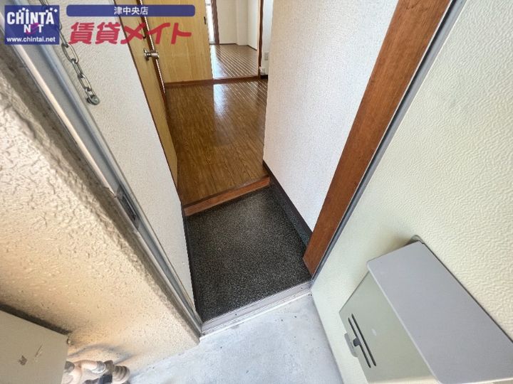 コーポ新栄の玄関